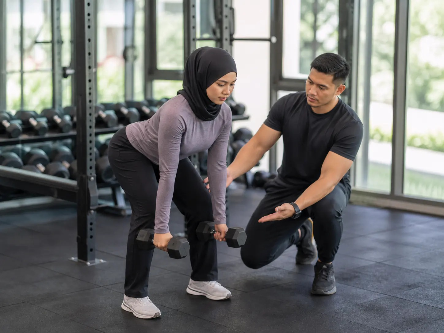 Bimbingan satu-ke-satu untuk senaman hip hinge dengan dumbbell